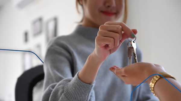 Una mujer cerrando un trato de casas en venta en señal de que todo el proceso previo se ha realizado de una manera efectiva.